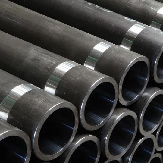 Quais são as diferenças entre liga de aço e aço carbono?